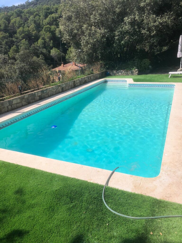 Piscina con agua cristalina después de instalar clorador salino - agua perfectamente tratada