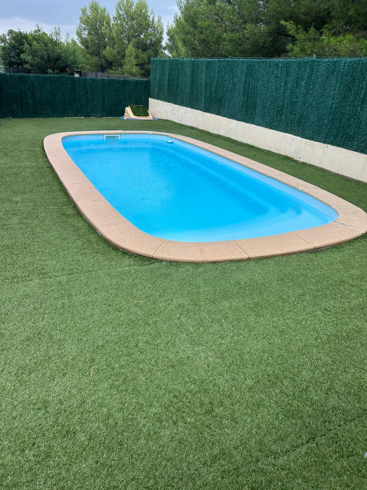 Piscina con césped